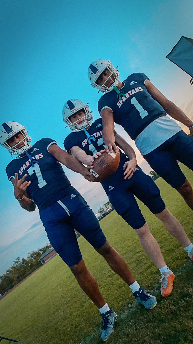 SENIORITYPHOTO1's tweet photo. 👀A little #BTS in the Hill tonight with the Spartan fam… Some next-level 📸 SENIOR stuff on the way for the Playoffs!! #SPARTYPARTY @brady_pierce13 @Destinwade1 @KeatenWade @63TyGarber @MatthewMullen70 @SummitSquad @GridSummit https://t.co/wrqReuNrbm