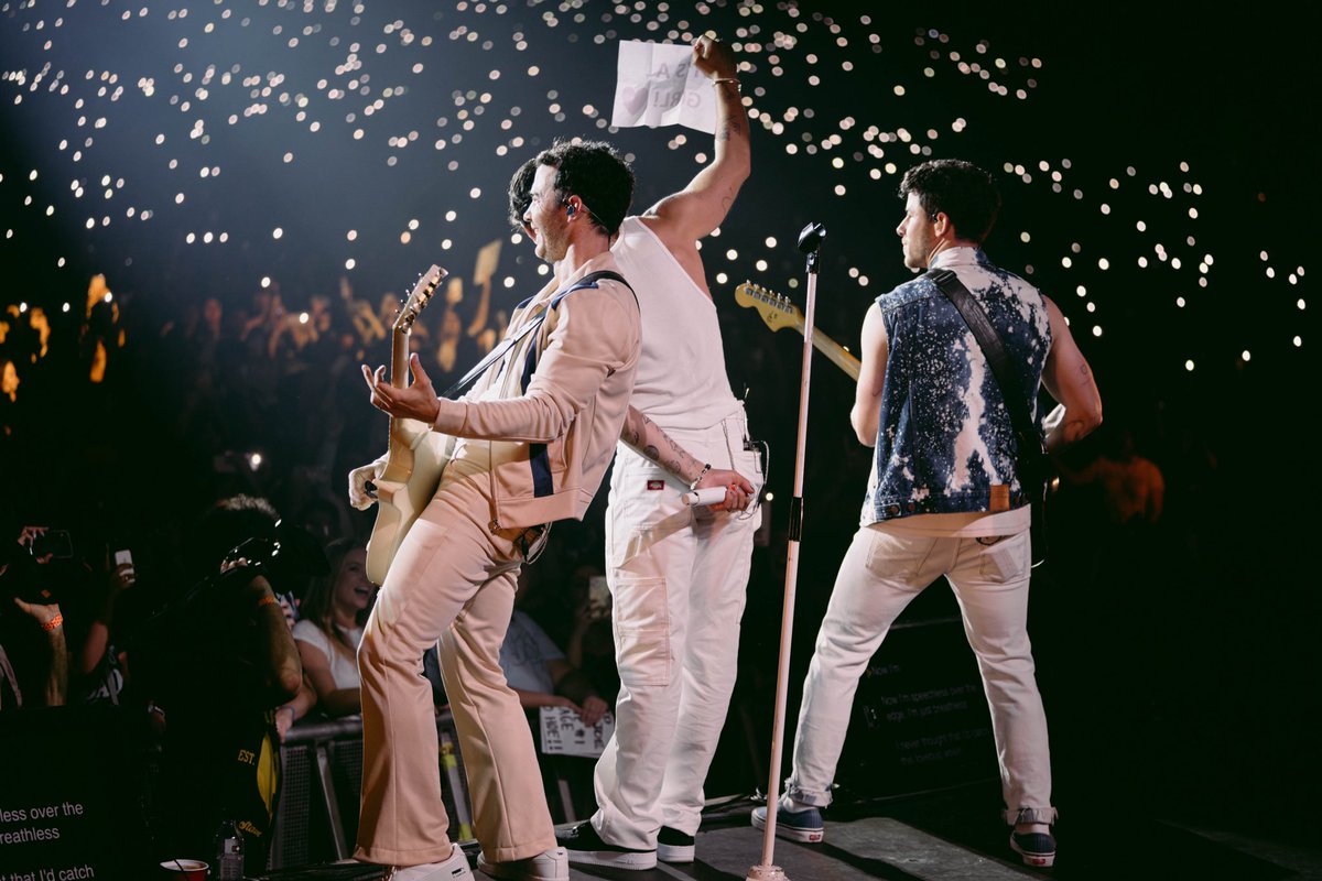 jonasbrothers's tweet photo. Houston! We did NOT have a problem (sorry we had to 😂). Thank you all for coming out to the show last night!! We had a blast. #RememberThisTour https://t.co/bXvmfod3CU