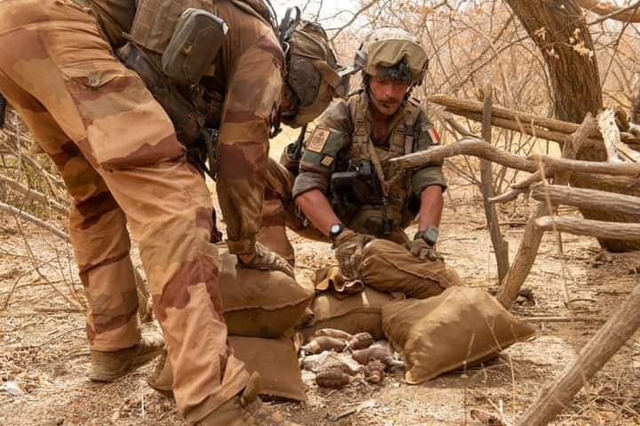 KalyangaV's tweet photo. Nous savons aveu des preuves ay l'appui que c'est la France qui finance le terrorisme en Afrique. Tôt ou tard elle quittera l'Afrique par la force. Même au prix du sang. https://t.co/4haviPyNms