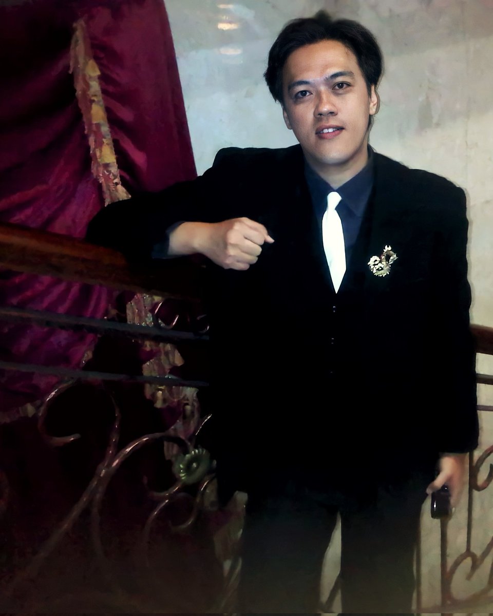 TarotDarma's tweet photo. Aku membungkuk hormat. Semua orang bertepuk tangan menyambut beliau dengan bahagia.
Beberapa saat kemudian aku langsung ke arah belakang panggung, menarik napas panjang.
'Nyaris Saja', pikirku.
#Belajar
#Berbagi
#SolusiTarotDarma
#KomunitasTarotJakarta
#BloggerJakarta https://t.co/KUX2I9Xdho