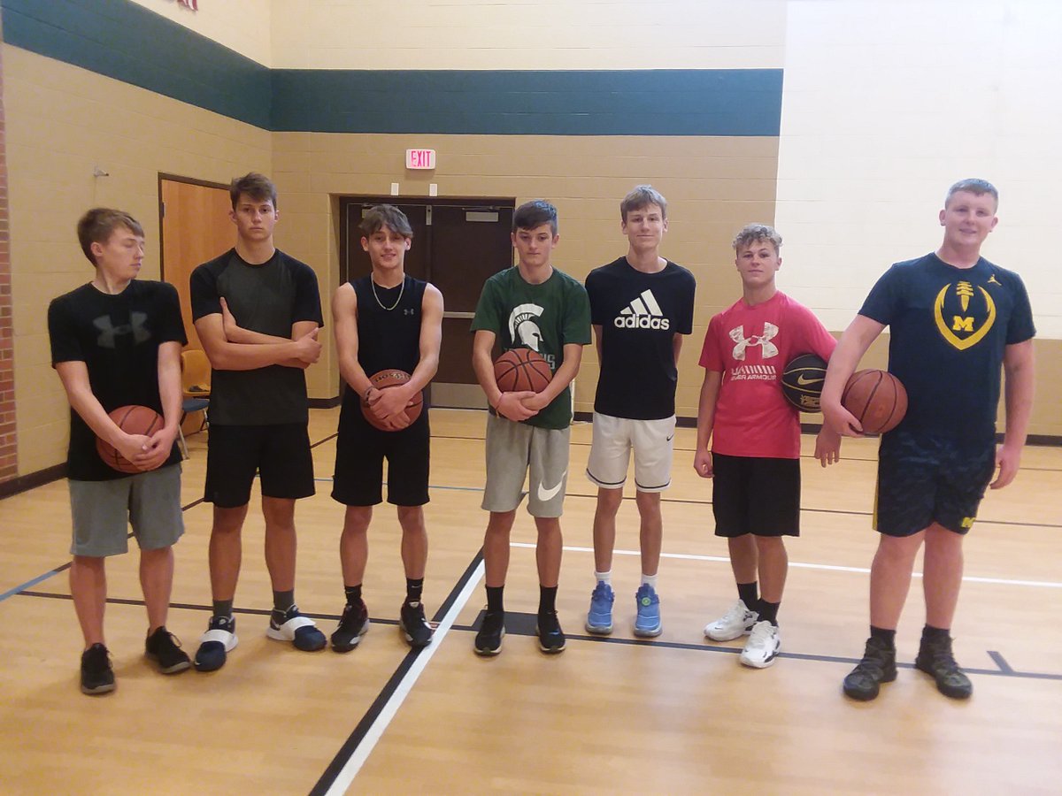 BoondocksBBall's tweet photo. 1st Clinic is in the books. The hour really flew by.  If it were up to me we would have spent the entire hour working on boxing out instead of only a few minutes.  Thanks to everyone who came out.  There are more spots available for next week's clinic. https://t.co/vVbjSzxz1P