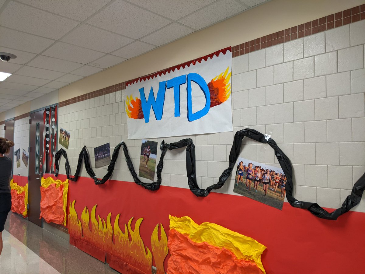 HeathHawksCC's tweet photo. Fun afternoon of HOCO hall decorating before the boys varsity runners and Makayla head to Regionals tomorrow. Teamwork makes the dream work! #WTD #FindYourStrong #FireAndIce https://t.co/e2AiWfgroC