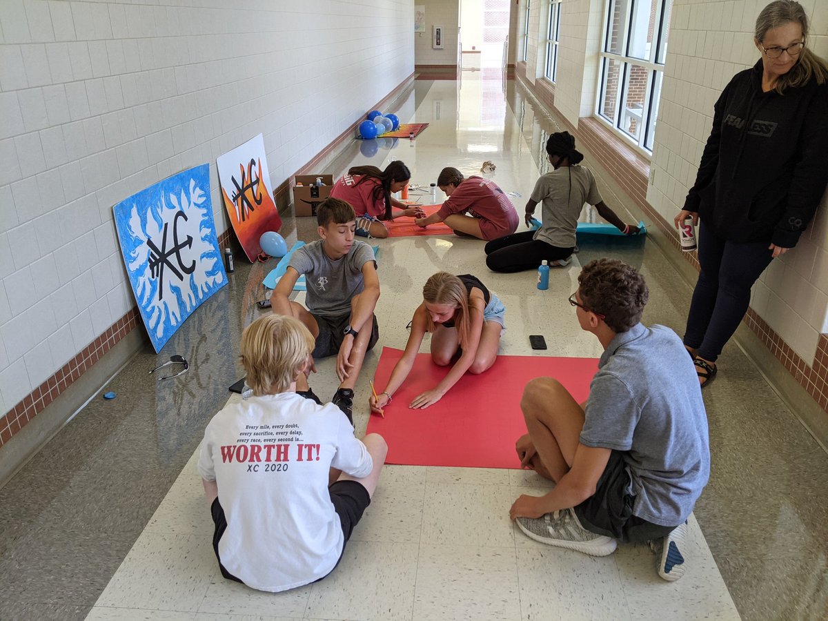 HeathHawksCC's tweet photo. Fun afternoon of HOCO hall decorating before the boys varsity runners and Makayla head to Regionals tomorrow. Teamwork makes the dream work! #WTD #FindYourStrong #FireAndIce https://t.co/e2AiWfgroC