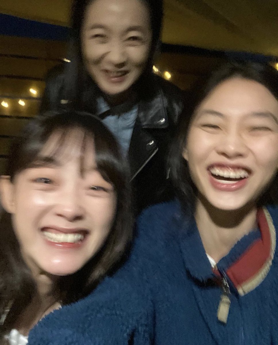 #LeeYooMi posted some selcas with #HoyeonJung and #KimJooRyung