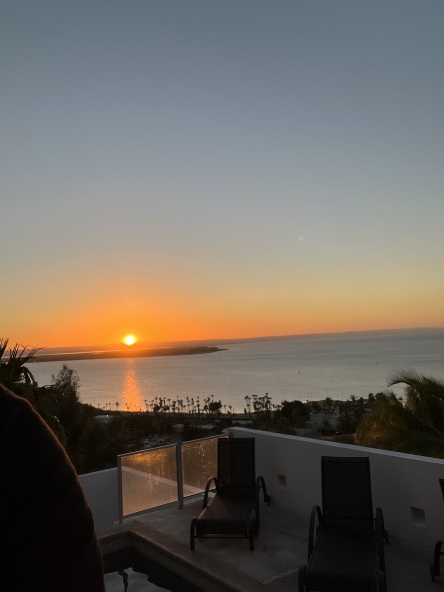 jwheel55's tweet photo. Golden hour in La Paz Mexico ⁦@stoolpresidente⁩ https://t.co/XxnxFI6QAm
