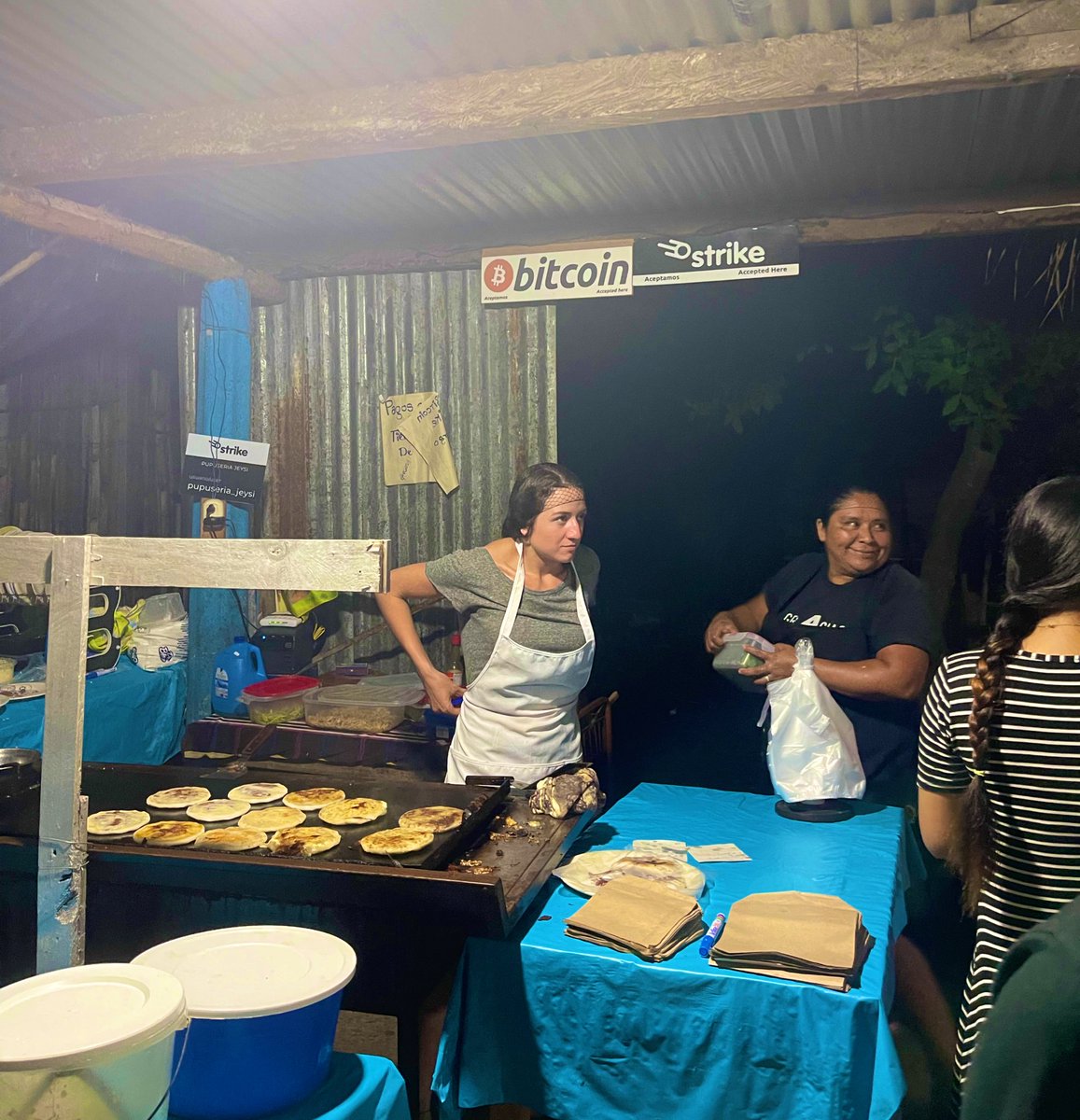 ChrisGuevaraG's tweet photo. Aquí en la pupusería Jeisy aceptan bitcoins. Y sus clientes están felices.

Les recomiendo las de queso con ajo y las caprese 😏🇸🇻 https://t.co/32iLwB6kK5