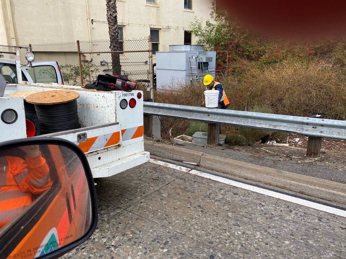 CaltransDist7's tweet photo. π #CaltransDist7 Swarm on US101 in #DTLA this weekend. #BoyleHeights Repairing electrical lines for safety. 4 of 8 @CaltransDist7 @CaltransHQ @SantiagoAD53 https://t.co/ikvdTIaleF