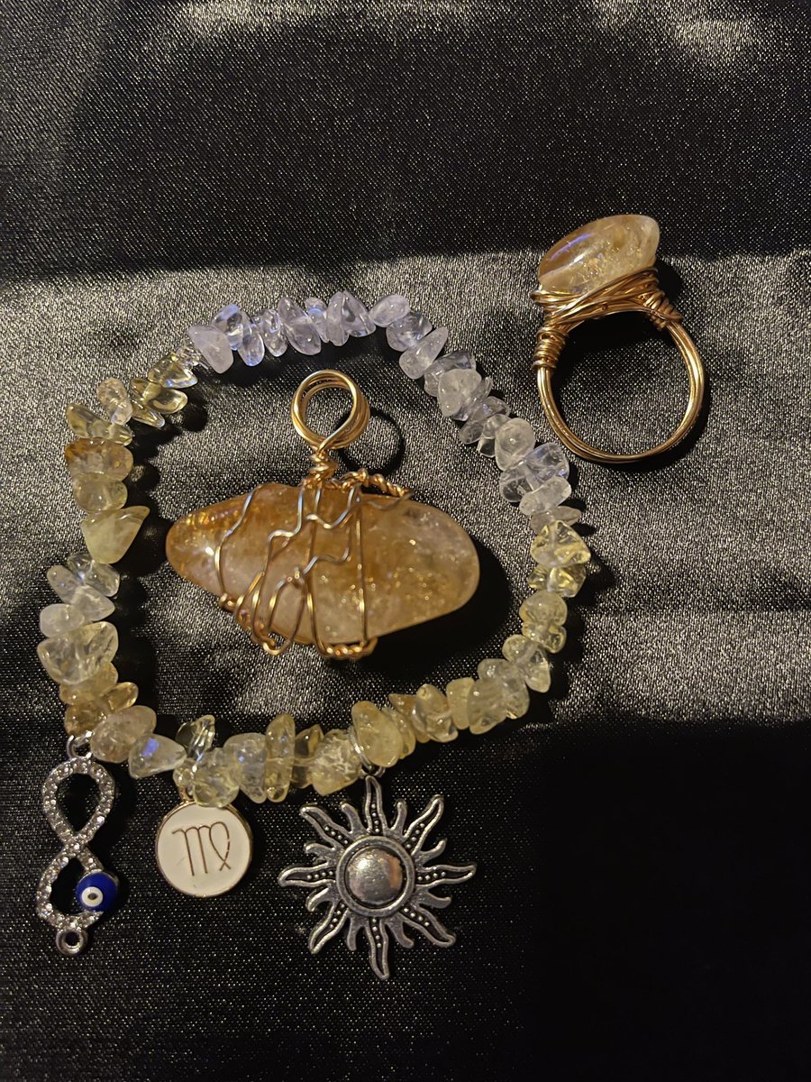 _ItzelMunoz's tweet photo. White &amp; rose quartz &amp; citrine 😍 love these sets I created 💫 https://t.co/n3hDaug23c