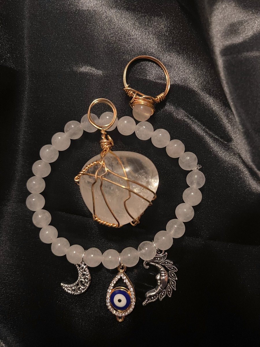 _ItzelMunoz's tweet photo. White &amp; rose quartz &amp; citrine 😍 love these sets I created 💫 https://t.co/n3hDaug23c