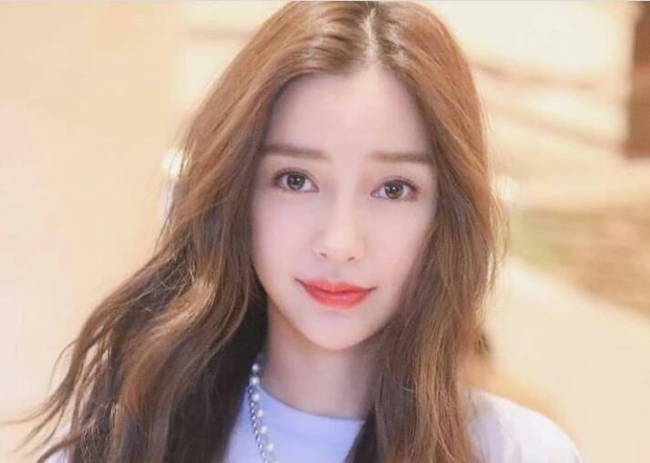 Ditanya mama nya, aktifitas apa hari minggu ini? Mau dirumah aja krn lg pandemi.Blm pernah aku di rumah seharian sm mama papa biasanya kan selalu aktifitas. Aku mau nonton tv aja sama mama papa sama saudaraku.Jwb aqxelya.
No hp hari ini ya. 
hari keluarga

Via live ig saudaranya