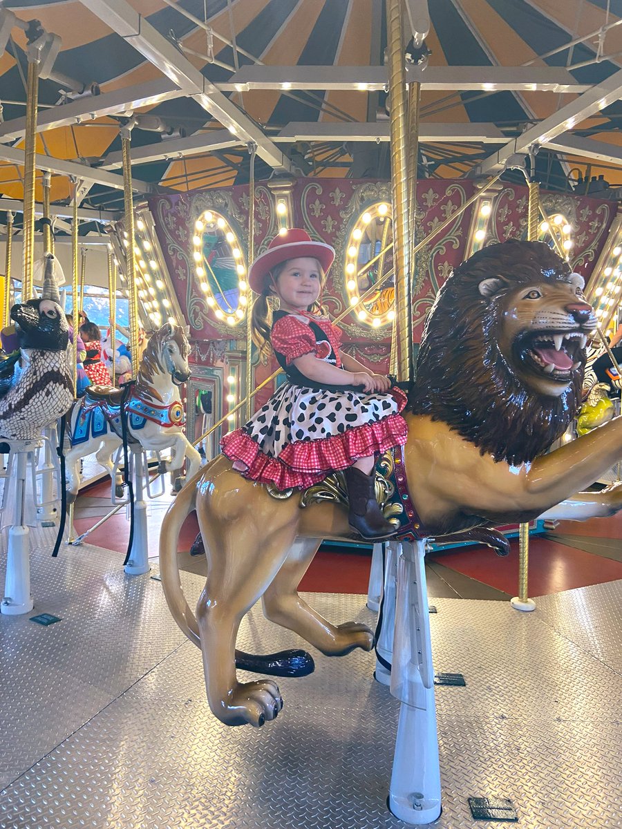 danniesander's tweet photo. cowgirls take on boo at the zoo❤️
stop growing please🥺 https://t.co/mSeUIOtRhv