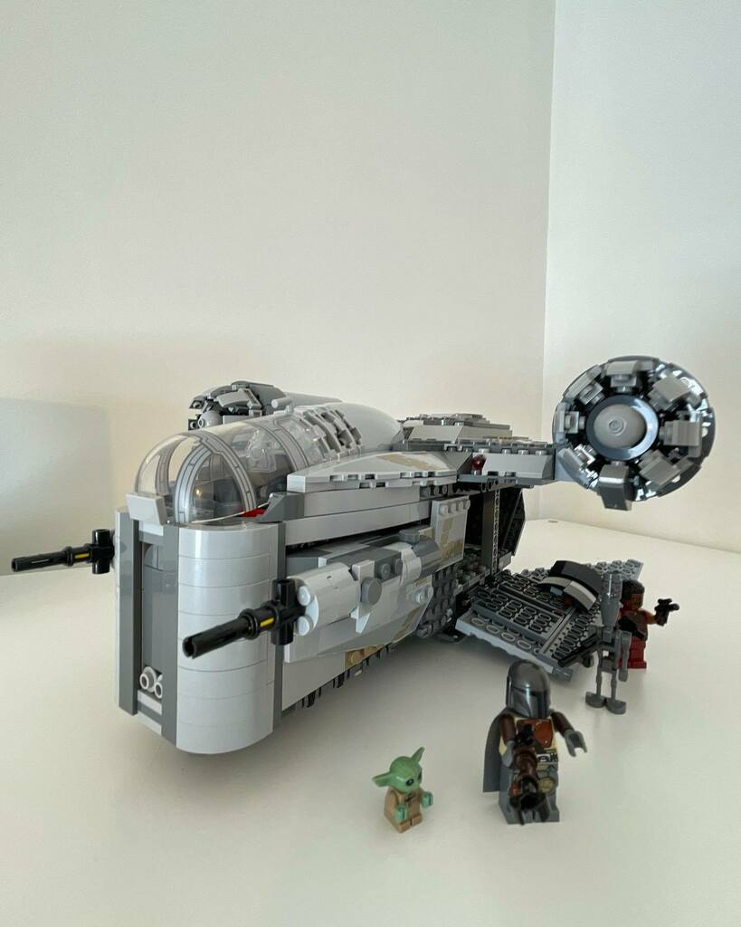 geoff_bilbrough's tweet photo. Made a Razor Crest. Havenβt made #Lego for years and years. This was a mission.
.
.
.
#mandalorian #razorcrestlego #wetholidaymonday #babyyoda #tookawhile https://t.co/ZuN56eLypv https://t.co/Lu6WrL6ryq