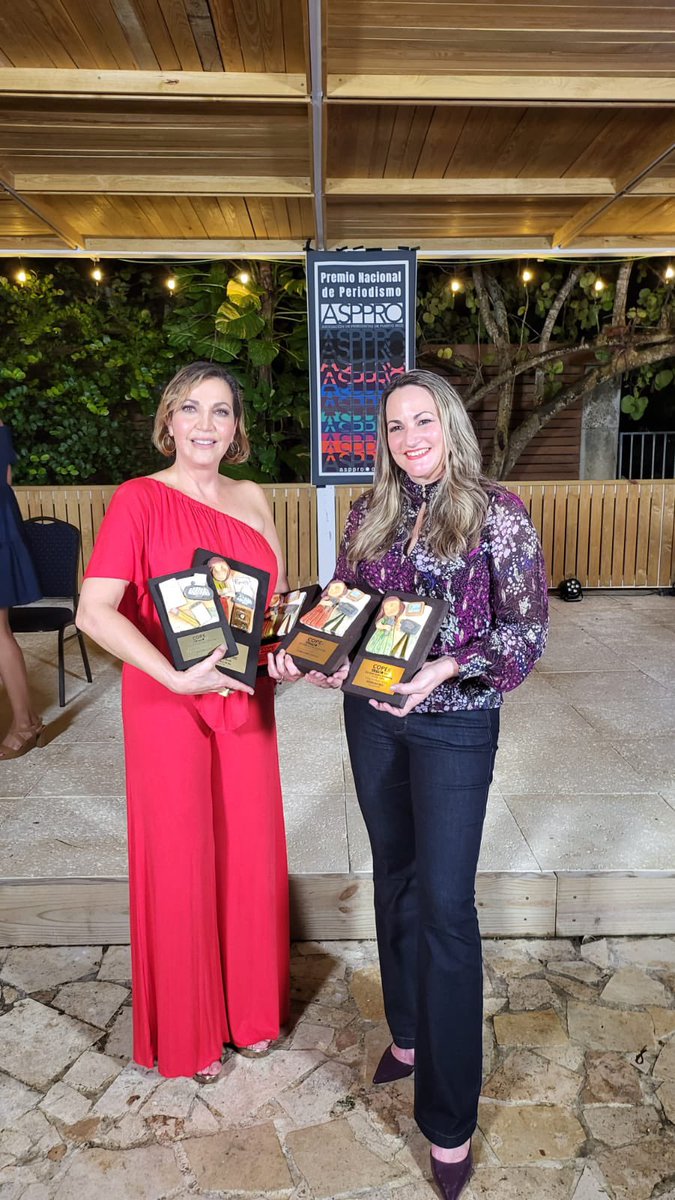 DeborahTiempo's tweet photo. Muy feliz y honrada con el Premio Nacional de Periodismo por @asppro_oficial en Televisión/Crónica por el especial “El Colapso de un Gigante” y super feliz al ver a la amiga @CelimarAdames arrasar con 4 premios, te quiero amiga bien merecido. https://t.co/iPNQYilrrr