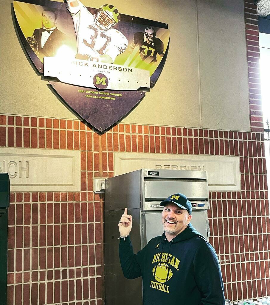 jamesnbrady's tweet photo. Hung out with this legend @blue3037 this weekend. #forthosewhostayed #goblue https://t.co/wy66i9tafA https://t.co/iUOyzwebCR