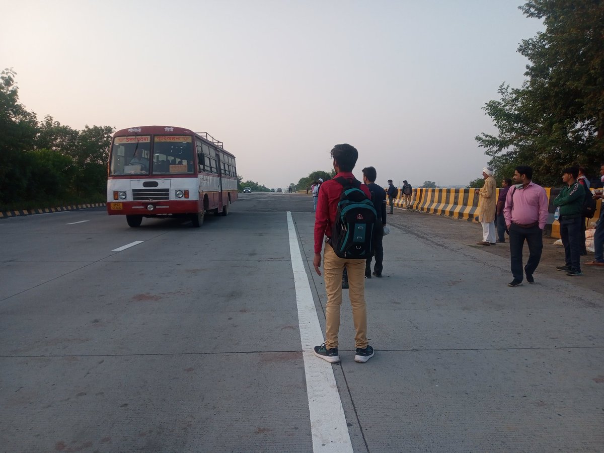 MaheshP06665647's tweet image. @myogiadityanath @UPSRTCHQ @Upsrtc_Agr सर आपको अवगत कराना है यमुना एक्सप्रेस वे क्षेत्र के सुरीर पर मथुरा से नोएडा जाने के लिए सुबह 5:00 बजे से अभी तक कोई बस नहीं रुकी है यात्रीयो को काफी परेशानी का सामना करना पड़ रहा है आपसे निवेदन है कि संज्ञान में ले करके उचित कार्रवाई करे।