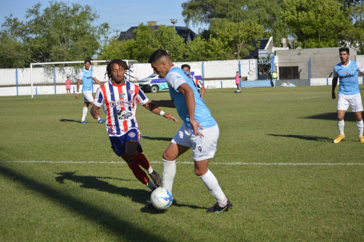 ClubCdBolivarOF's tweet photo. #FederalA⚽️

📸 FECHA 2️⃣9️⃣

#CiudadDeBolivar  3️⃣
#SpPeñarol              1️⃣

#VamosCele💙 https://t.co/Os8drZNjsT