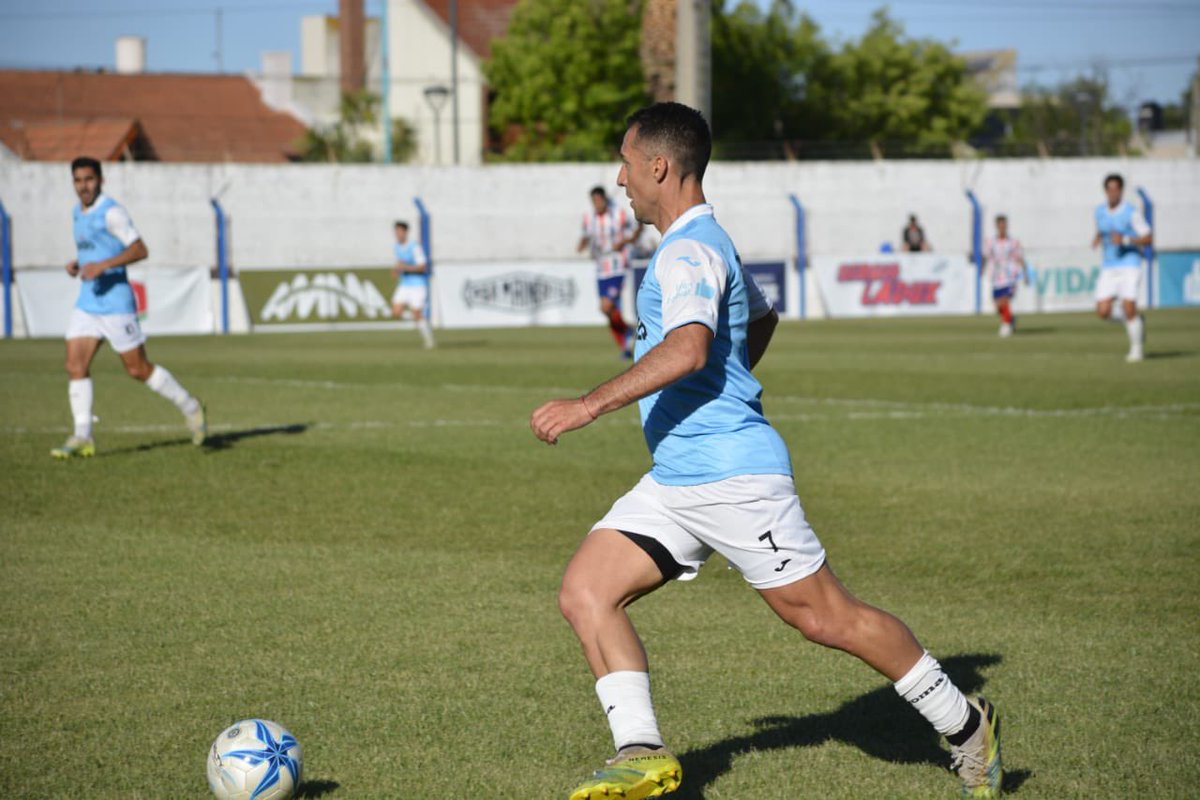 ClubCdBolivarOF's tweet photo. #FederalA⚽️

📸 FECHA 2️⃣9️⃣

#CiudadDeBolivar  3️⃣
#SpPeñarol              1️⃣

#VamosCele💙 https://t.co/Os8drZNjsT
