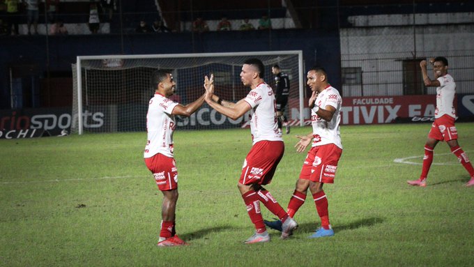 Cleyton comemora um dos seus dois gols na vitória diante do Brusque por 3 a 2. Foto: Vila Nova FC/Twitter