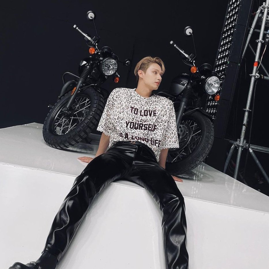 FALLIN4JUN's tweet photo. this genre of junhui 🔥🎸 #준 https://t.co/H6WLc4u5u0