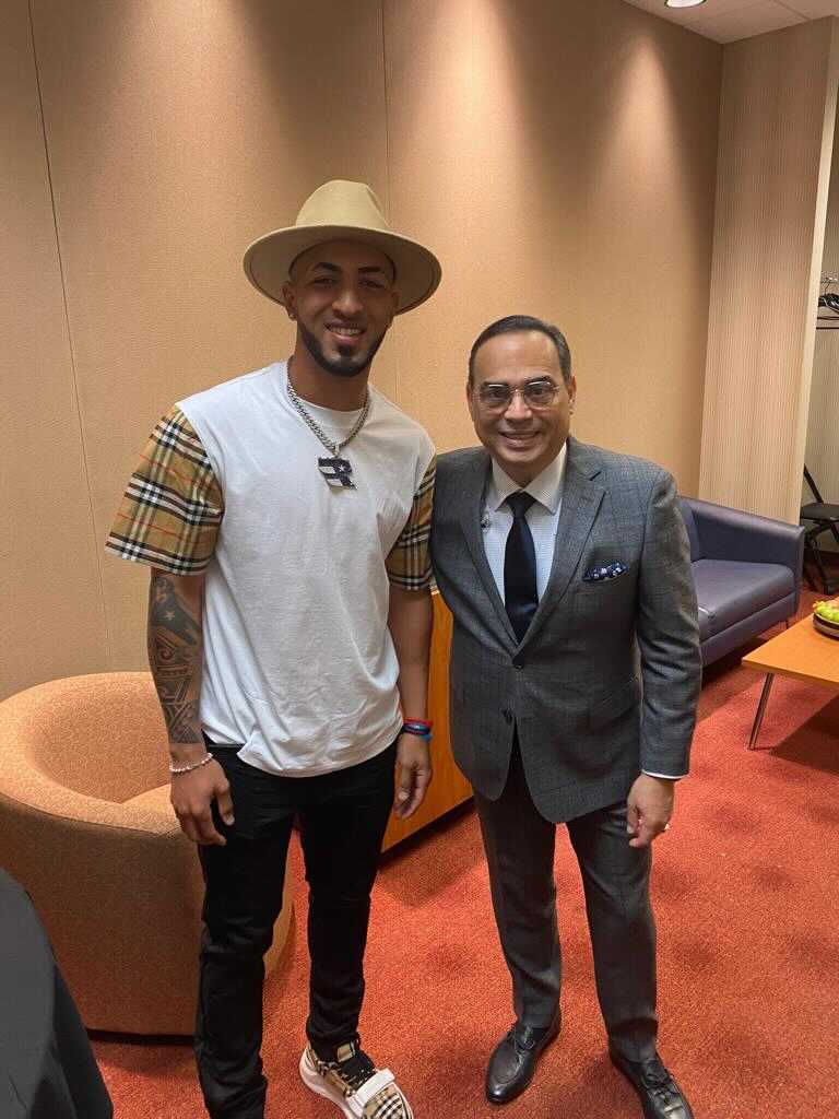 MLBPuertoRico's tweet photo. Vengo de Guayama 🎶 🇵🇷

Durante su concierto en Atlanta, @gilbertoSR honró la actuación de Eddie Rosario en la #Postseason. 

#MLBPuertoRico https://t.co/tKQvltuW5C