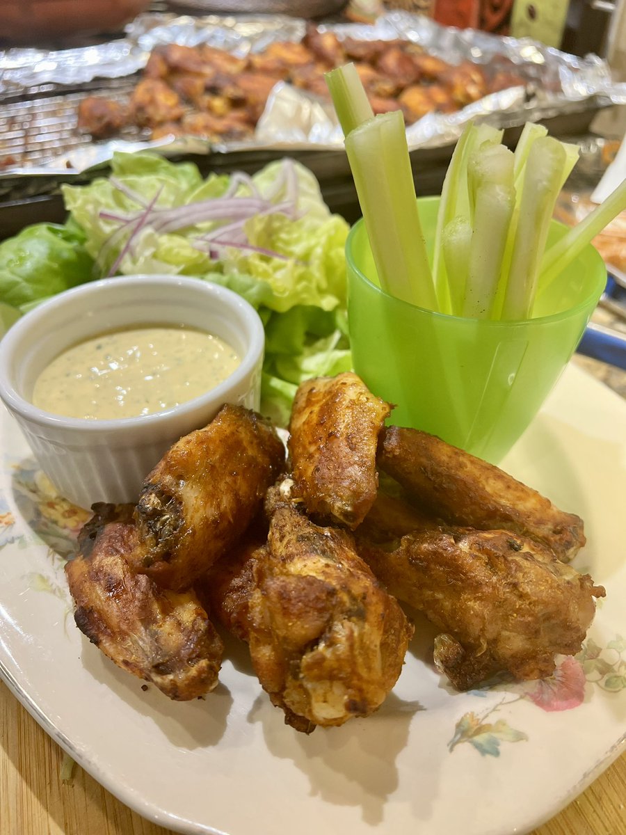 sundaymealprep1's tweet photo. Crispy baked BBQ wings with dump ranch dipping sauce, salad & celery sticks
#dinner #chickenwings #dumpranch #healthydinner #paleo #whole30 https://t.co/1T8PO0fpPC