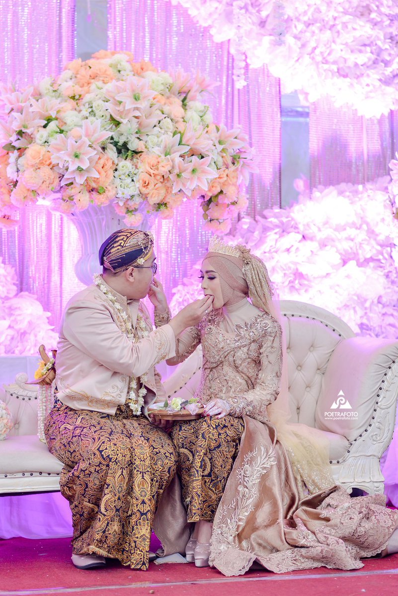 Dahar Klimah
Atau disebut juga dengan dulang dulangan merupakan salah satu rangkaian dari upacara pernikahan pengantin Jawa.
Meski ada pengantin yg tidak memakai acara Dahar Klimah,tapi prosesi ini termasuk adat turun temurun yang tetap lestari di masyarakat Jawa
#PuspitaNagari