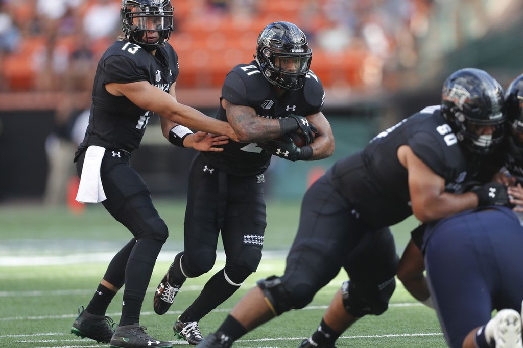 FBCBrotherhood's tweet photo. "As a 7th or 8th defender that is responsible for one of the receivers becomes aggressive in the run-game, the quarterback will see movement in the pre-snap, and throw or give based upon the behavior of that defender." https://t.co/6fXFI2CCAZ https://t.co/wTYq2x654B