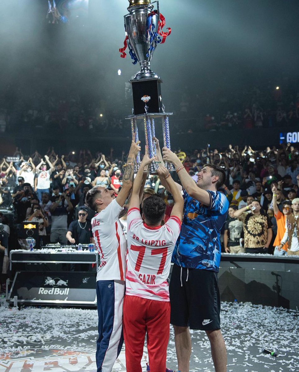 LO HICIMOS. Orgulloso de compartir esto con vosotros es poco. Gracias por existir, somos campeones del mundo ❤️🇪🇸 <a href="/GazirGPS/">Gazir</a> <a href="/socasmc/">Sara Socas</a> <a href="/chutyvk/">Chuty</a>