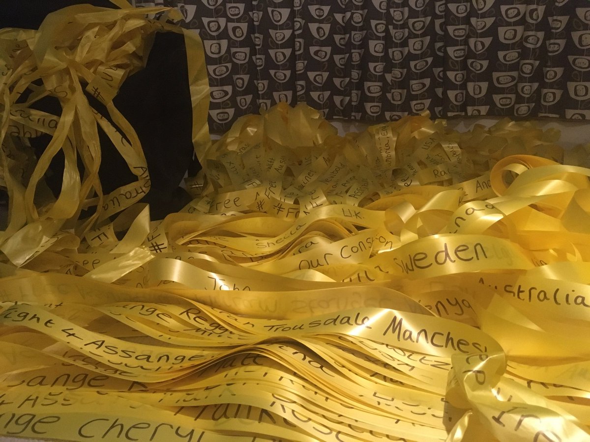 Join the global #Ribbons4Assange London protest TODAY! 

Tweet your name & country to organizer @TRUMANHUMAN2020 !

YOUR yellow ribbon will join others lining the streets around the Royal Courts hearing the #Assange US Extradition Appeal on WED - Oct 27/28
#DontExtraditeAssange