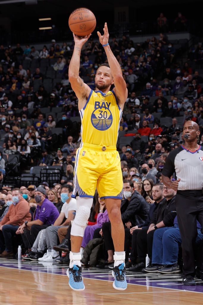 [情報] Stephen Curry 連續128場投進三分球