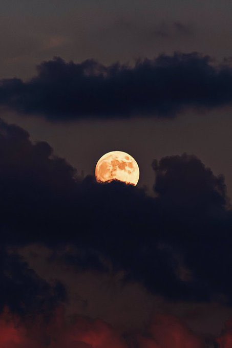 saturninsta's tweet photo. La luna en octubre. https://t.co/vEaFdcv7Ua