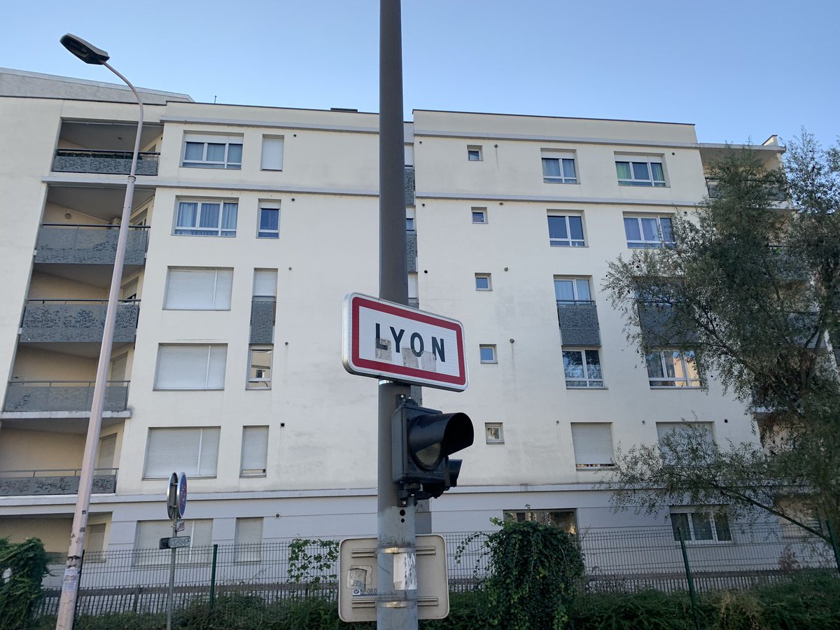 draggi's tweet photo. Ici débute le #GreenIT 🙃 un NAS @Synology livré est déployé en mode très faible émission #MAGGLE 👍 Autant à chaque fois que je me rends à PAU il pleut quand je viens à Lyon il fait toujours beau ☀️☀️☀️ https://t.co/3IjA2x9BrP