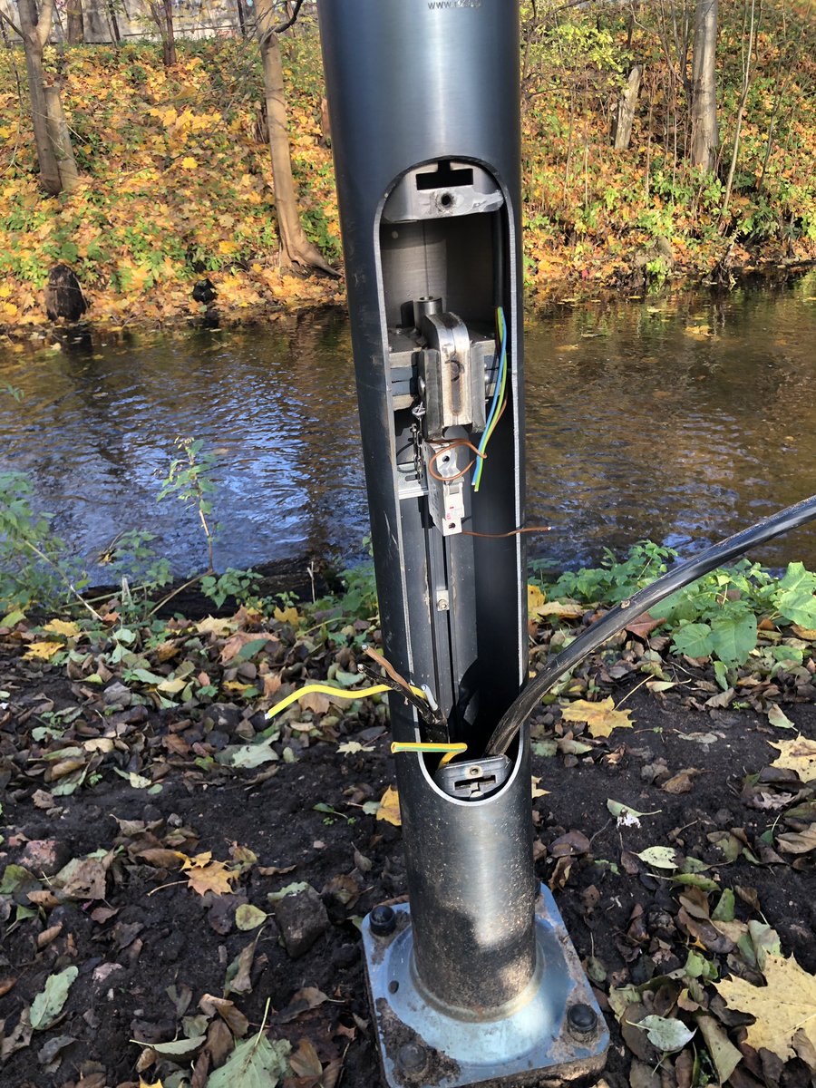 Vairākiem pirms mēneša uzstādītiem apgaismes stabiem pie Mārupītes veloceļa nozagti vadi un drošinātāji😡 <a href="/rdsvc/">mateja</a>  <a href="/RigasPP/">Rīgas pašvaldības policija</a>