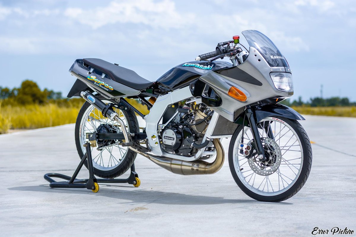 BikersRanger's tweet photo. Yang tua jangan dilupa, mesin tua penuh bisa ! βΌοΈπ₯βπ»
Credit error picture
#thebikersranger #bikersranger #TBRraretrok #SangapThrottle #kawasaki #serpico150 #krz150 #kips #hikips #superkips https://t.co/KCey2kYZV1