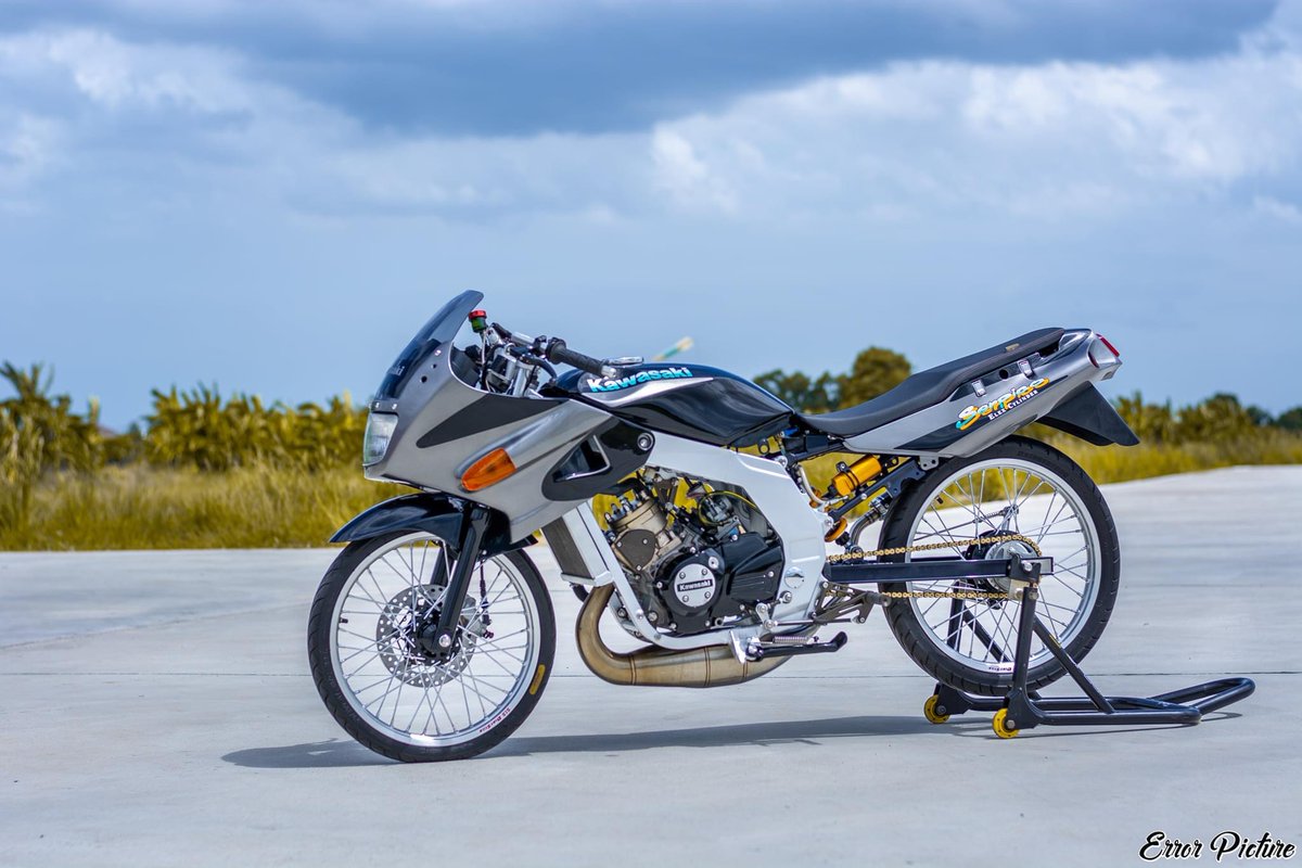 BikersRanger's tweet photo. Yang tua jangan dilupa, mesin tua penuh bisa ! βΌοΈπ₯βπ»
Credit error picture
#thebikersranger #bikersranger #TBRraretrok #SangapThrottle #kawasaki #serpico150 #krz150 #kips #hikips #superkips https://t.co/KCey2kYZV1