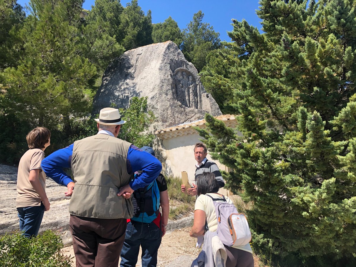 LesBauxTourisme's tweet photo. Balade : faites le tour du rocher avec votre guide. Parcourez le chemin des Trémaïe au pied de l’éperon rocheux et découvrez l’histoire des Baux au fil du temps et des vestiges. 🔎
👉Le 26 octobre à 14 h 30
#visiteguidee #LesBauxdeProvence #Alpilles https://t.co/wDWRgPZXGT