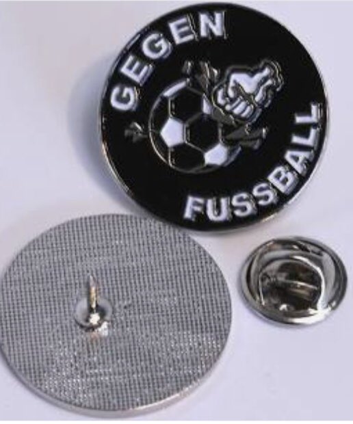 „Wir heißen Sie herzlich willkommen!“ 

Bei der knapp vierstündigen polizeilichen Ingewahrsamnahme auf der A2 bei #S04SGD trug ein Beamter der <a href="/polizei_nrw_ge/">Polizei NRW GE</a> ein besonders modisches Accessoire, auf dem eine Faust gewaltsam einen Fußball zerschlägt. 

#sgd1953 #s04