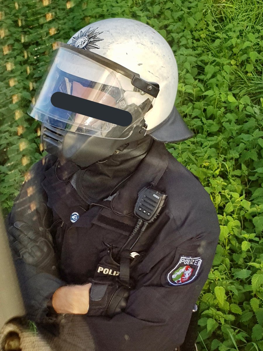BecRonald's tweet photo. „Wir heißen Sie herzlich willkommen!“ 

Bei der knapp vierstündigen polizeilichen Ingewahrsamnahme auf der A2 bei #S04SGD trug ein Beamter der @polizei_nrw_ge ein besonders modisches Accessoire, auf dem eine Faust gewaltsam einen Fußball zerschlägt. 

#sgd1953 #s04 https://t.co/yBZ58R5p6T