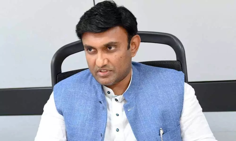 VishwavaniNews's tweet photo. ಮೂರನೇ ಅಲೆ ಭೀತಿ ಇಲ್ಲ, ಬಂದರೂ ಎದುರಿಸಲು ಸಿದ್ದ
https://t.co/7RkPXcmyeV
https://t.co/ETbtYSNVo2
#Vishwavani #KannadaNews #KannadaDaily #VishwavaniInterview @mla_sudhakar @venkateshRdas #NoThirdWave #COVID19 https://t.co/WBBiiYyW9A