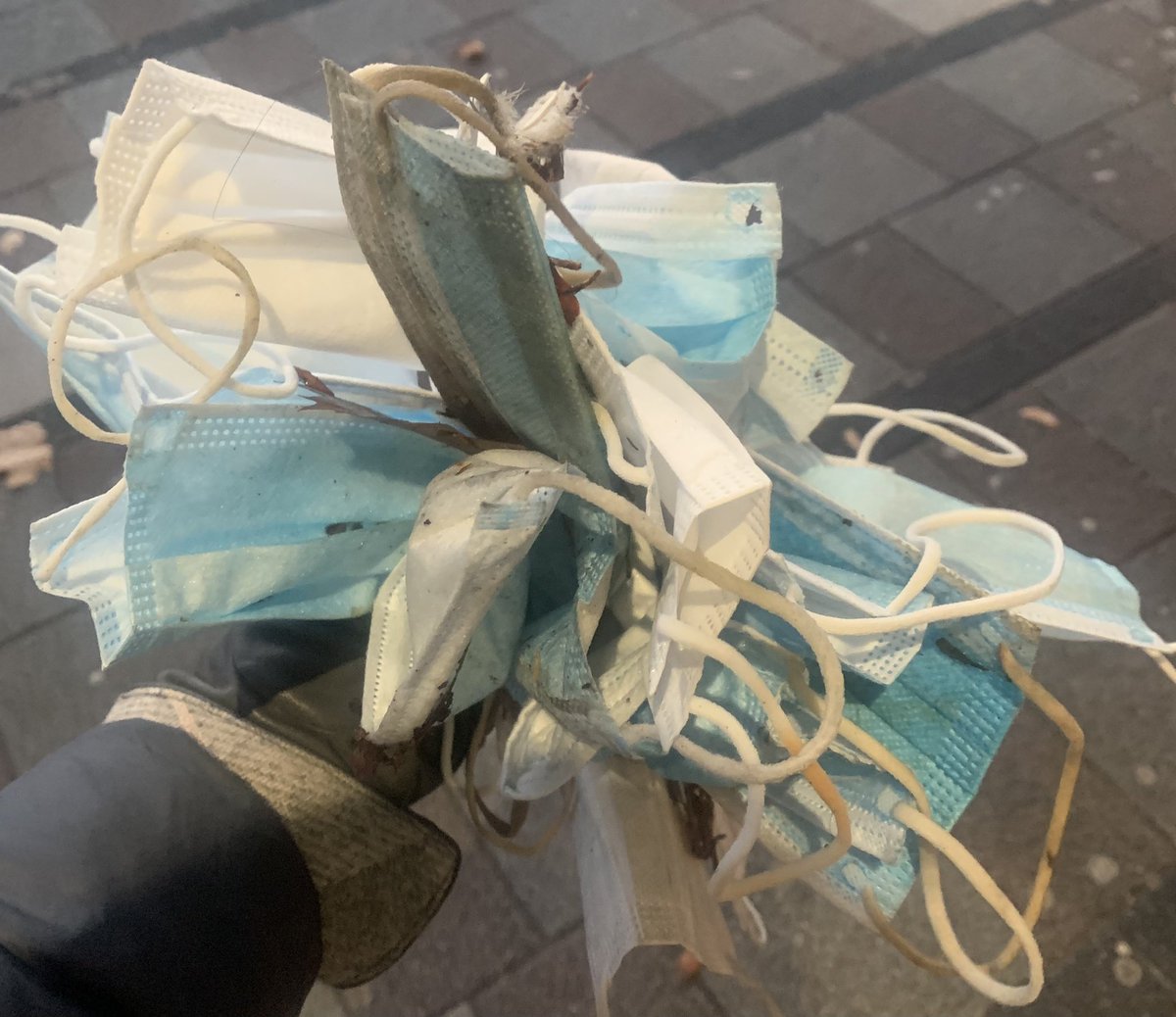 yvonneheward's tweet photo. I am not usually one for public ranting, but this am I picked up 17 filthy discarded facemasks from the floor outside of @BWH_NHS @BWC_NHS front entrance. Please can we ask that you put your used FMs in the orange bin as you leave. Thank you so much. https://t.co/RsmK5NDqcd