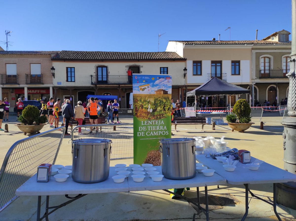 LentejaTiCampos's tweet photo. Una año más el Circuito #CorriendoEntreViñas ha celebrado una de sus citas en #Mayorga.

La #LentejaDeTierraDeCampos no podía fallar y hemos ofrecido una degustación de nuestras #lentejas en el marco de la carrera.

Un plato calentito de #legumbres perfecto para recargar fuerzas. https://t.co/p94jUkBAV5