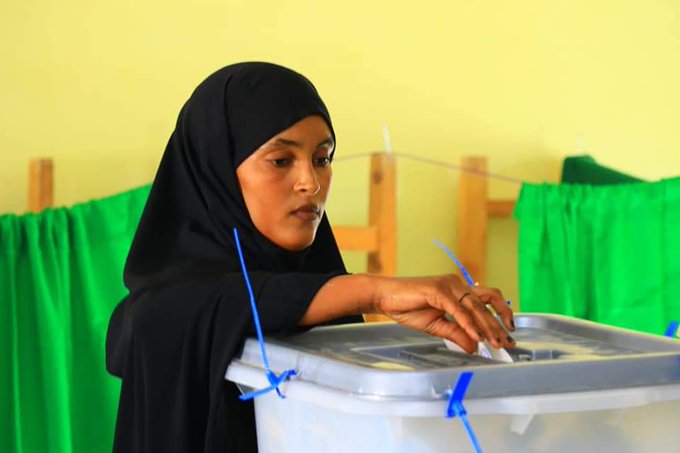 RadioMuqdisho's tweet photo. Observers keep an eye on the election process as voters in Qardho,Eyl and Ufeyn went to the polls on Monday.
#Somalia #PuntlandElections 
@TPECPuntland https://t.co/Yeokxx38dD