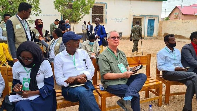 RadioMuqdisho's tweet photo. Observers keep an eye on the election process as voters in Qardho,Eyl and Ufeyn went to the polls on Monday.
#Somalia #PuntlandElections 
@TPECPuntland https://t.co/Yeokxx38dD