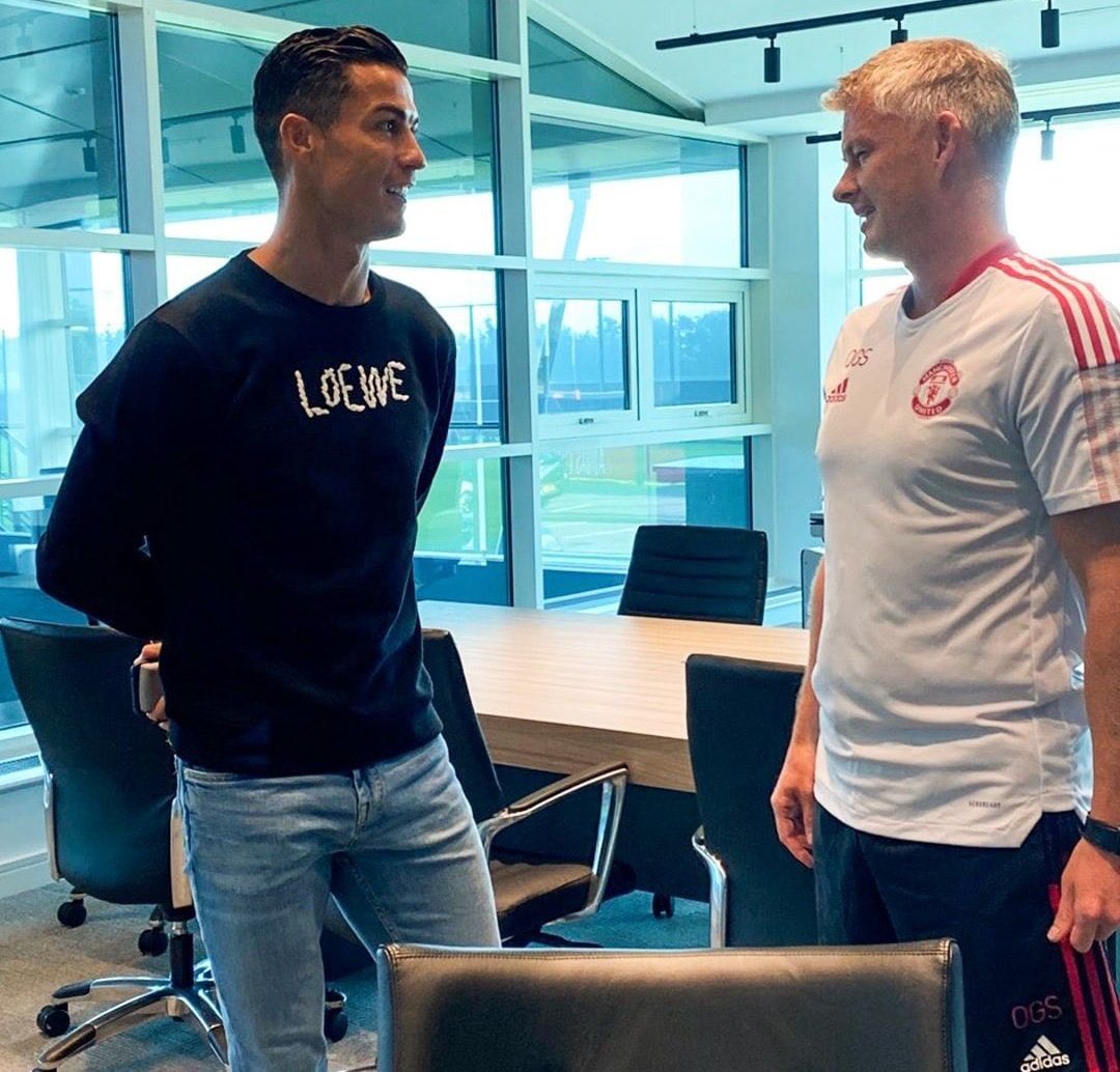 skimobest1's tweet photo. Ronaldo: Am not here on vacation, am here to win trophies.

Ole : We Don't do that here

#OleOut https://t.co/vUb5qhOVTn