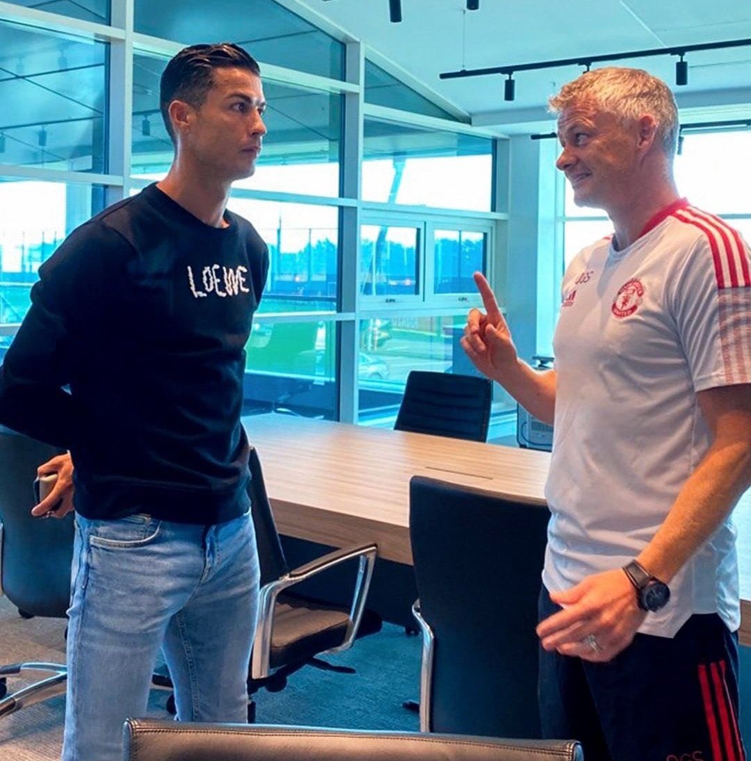 skimobest1's tweet photo. Ronaldo: Am not here on vacation, am here to win trophies.

Ole : We Don't do that here

#OleOut https://t.co/vUb5qhOVTn