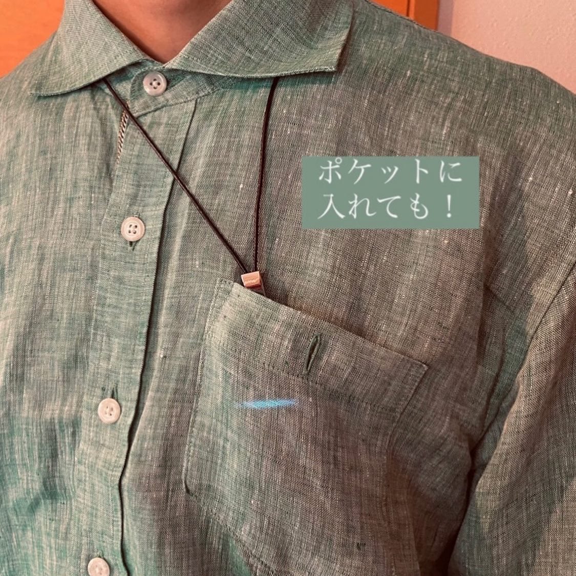 IONION22631660's tweet photo. ポケットやセーターの中でもOKなのはイオニオンだけ！

イオニオンは『本体裏側が身体側に触れていると、着用者がマイナスイオン帯電する』という特許技術のあるイオン発生器です。
人は皮膚からもマイナスイオンを沢山吸収するんですよ〜👀

#イオニオン #マイナスイオン発生器 #花粉症対策 #airmask https://t.co/cuW6O6vzJb