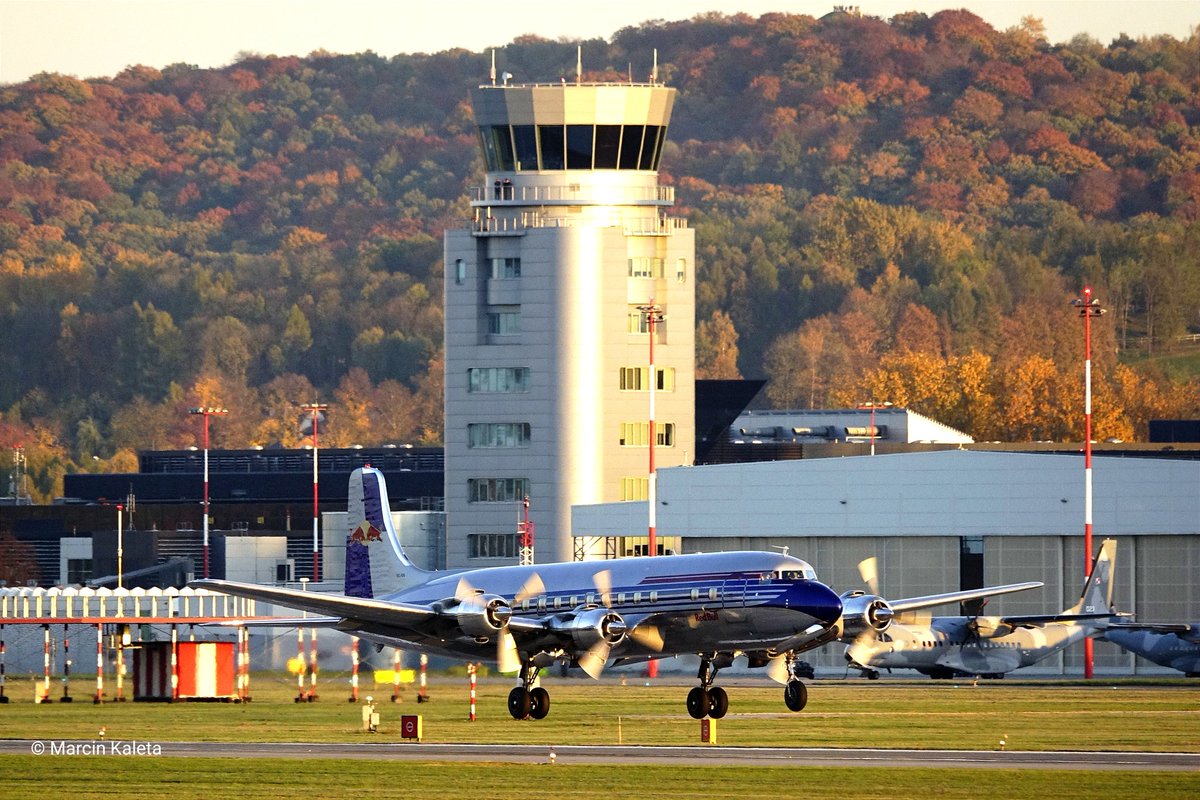 MarcinKaleta4's tweet image. Start w nowy tydzień, oby był tak piękny jak niedzielny odlot #Douglas.a #DC6B z #Krakowairport
@KrakowAirport @krakow_pl @MeteoprognozaPL
#jesien #Autumn #pansa #airport #fly #flying #RedBull #aviation #aviationphotography #aviationdaily #planespotting #planespotters