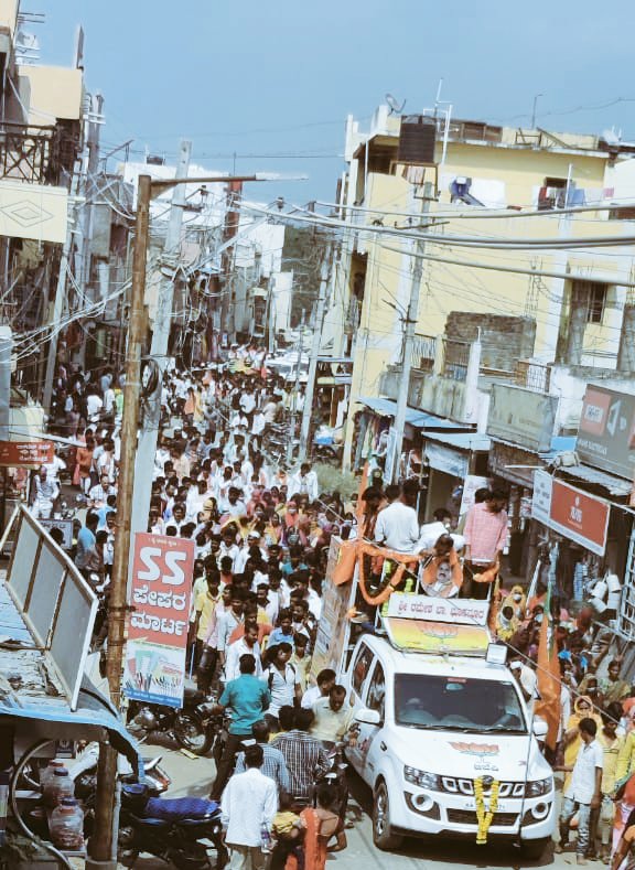 CTRavi_BJP's tweet photo. ಸಿಂಧಗಿ ಉಪಚುನಾವಣೆ ಅಂಗವಾಗಿ ಇಂದು ಸಿಂಧಗಿ ಪಟ್ಟಣದಲ್ಲಿ ನಡೆದ ರೋಡ್ ಶೋ ದಲ್ಲಿ ಭಾಗವಹಿಸಿ ಪಕ್ಷದ ಅಭ್ಯರ್ಥಿ ಶ್ರೀ ರಮೇಶ್ ಭೂಸನೂರ್ ಪರ ಮತಯಾಚಿಸಲಾಯಿತು. 
MLC @ArunShahapurMLC @salagar_sharanu ಮಾಜಿ ಶಾಸಕರಾದ ಶ್ರೀ ಅಪ್ಪು ಪಟ್ಟಣಶೆಟ್ಟಿ ಸೇರಿದಂತೆ ಪಕ್ಷದ ಮುಖಂಡರು ಮತ್ತು ಕಾರ್ಯಕರ್ತರು ಭಾಗವಹಿಸಿದ್ದರು. 

#BJP4Sindhagi https://t.co/TmOxNcV9Ml