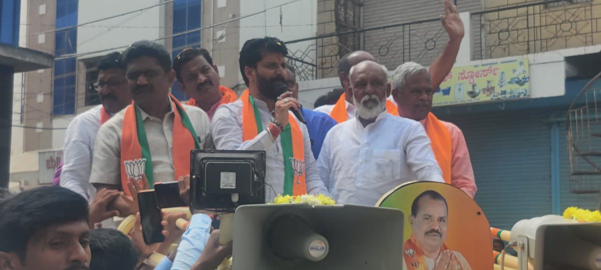 CTRavi_BJP's tweet photo. ಸಿಂಧಗಿ ಉಪಚುನಾವಣೆ ಅಂಗವಾಗಿ ಇಂದು ಸಿಂಧಗಿ ಪಟ್ಟಣದಲ್ಲಿ ನಡೆದ ರೋಡ್ ಶೋ ದಲ್ಲಿ ಭಾಗವಹಿಸಿ ಪಕ್ಷದ ಅಭ್ಯರ್ಥಿ ಶ್ರೀ ರಮೇಶ್ ಭೂಸನೂರ್ ಪರ ಮತಯಾಚಿಸಲಾಯಿತು. 
MLC @ArunShahapurMLC @salagar_sharanu ಮಾಜಿ ಶಾಸಕರಾದ ಶ್ರೀ ಅಪ್ಪು ಪಟ್ಟಣಶೆಟ್ಟಿ ಸೇರಿದಂತೆ ಪಕ್ಷದ ಮುಖಂಡರು ಮತ್ತು ಕಾರ್ಯಕರ್ತರು ಭಾಗವಹಿಸಿದ್ದರು. 

#BJP4Sindhagi https://t.co/TmOxNcV9Ml