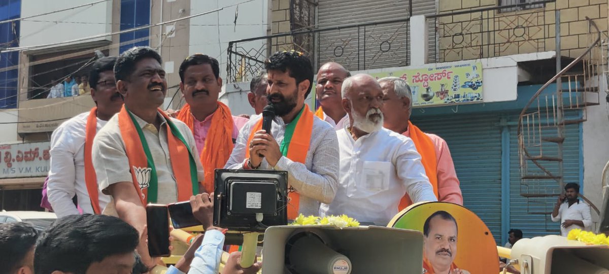 CTRavi_BJP's tweet photo. ಸಿಂಧಗಿ ಉಪಚುನಾವಣೆ ಅಂಗವಾಗಿ ಇಂದು ಸಿಂಧಗಿ ಪಟ್ಟಣದಲ್ಲಿ ನಡೆದ ರೋಡ್ ಶೋ ದಲ್ಲಿ ಭಾಗವಹಿಸಿ ಪಕ್ಷದ ಅಭ್ಯರ್ಥಿ ಶ್ರೀ ರಮೇಶ್ ಭೂಸನೂರ್ ಪರ ಮತಯಾಚಿಸಲಾಯಿತು. 
MLC @ArunShahapurMLC @salagar_sharanu ಮಾಜಿ ಶಾಸಕರಾದ ಶ್ರೀ ಅಪ್ಪು ಪಟ್ಟಣಶೆಟ್ಟಿ ಸೇರಿದಂತೆ ಪಕ್ಷದ ಮುಖಂಡರು ಮತ್ತು ಕಾರ್ಯಕರ್ತರು ಭಾಗವಹಿಸಿದ್ದರು. 

#BJP4Sindhagi https://t.co/TmOxNcV9Ml